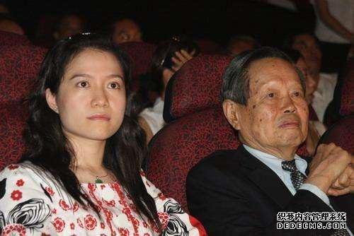 你真的知道杨振宁有多牛吗?成就远超过霍金